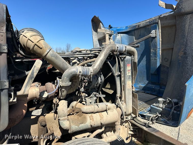 image for item EK0546 2000 Freightliner FLD 120 semi truck