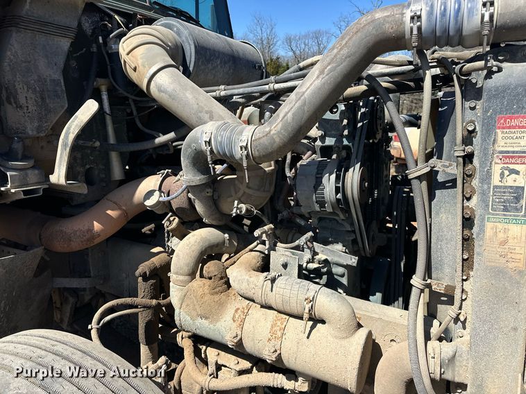 image for item EK0546 2000 Freightliner FLD 120 semi truck