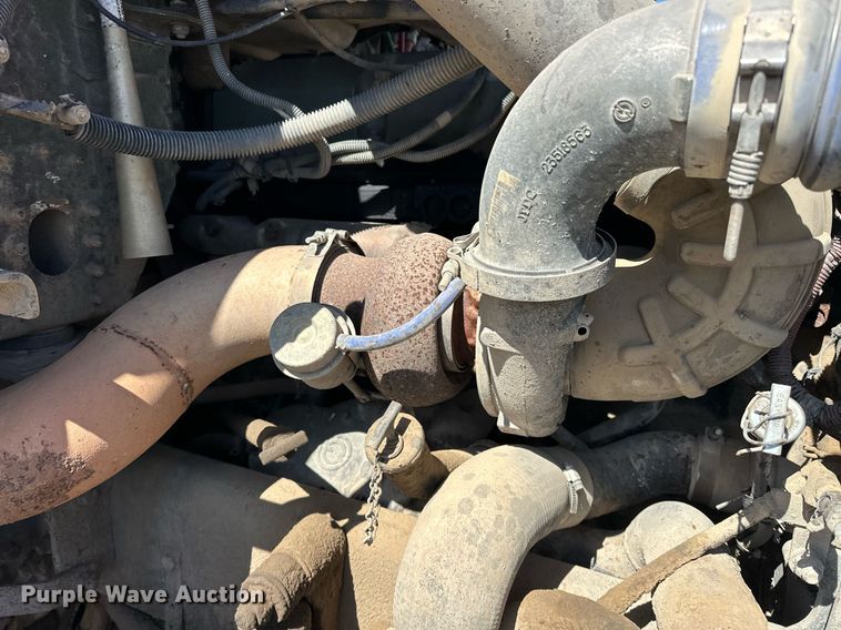 image for item EK0546 2000 Freightliner FLD 120 semi truck