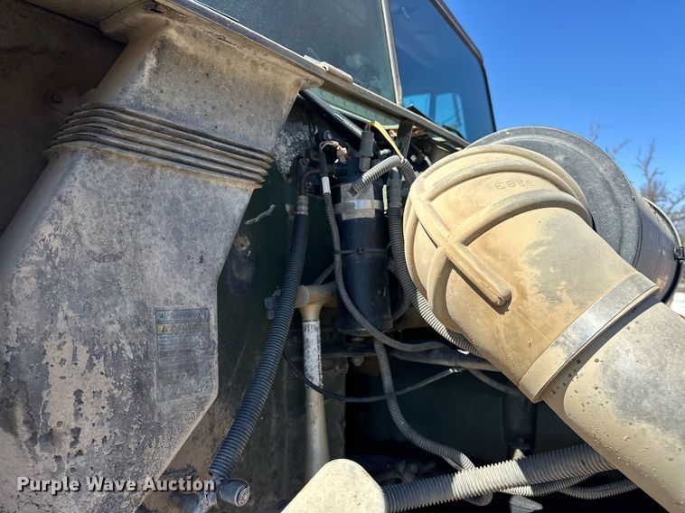 image for item EK0546 2000 Freightliner FLD 120 semi truck