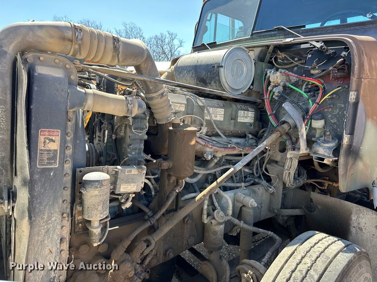 image for item EK0546 2000 Freightliner FLD 120 semi truck