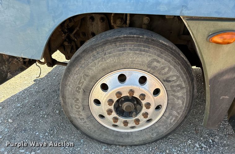 image for item EK0546 2000 Freightliner FLD 120 semi truck