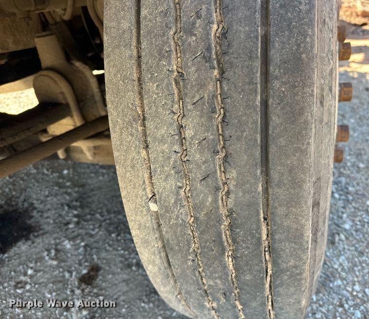 image for item EK0546 2000 Freightliner FLD 120 semi truck