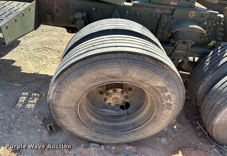 image for item EK0546 2000 Freightliner FLD 120 semi truck