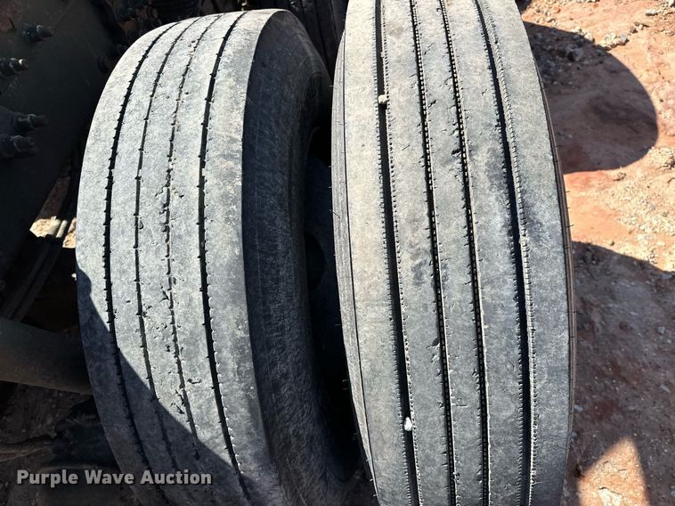 image for item EK0546 2000 Freightliner FLD 120 semi truck