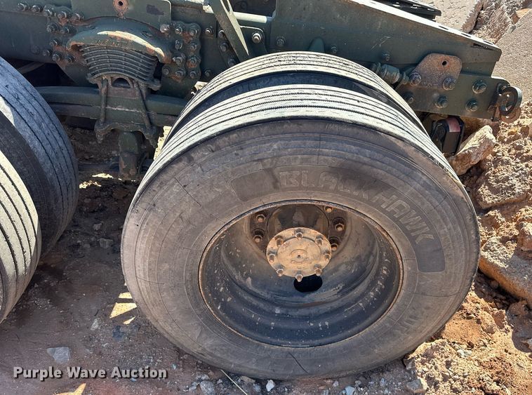 image for item EK0546 2000 Freightliner FLD 120 semi truck