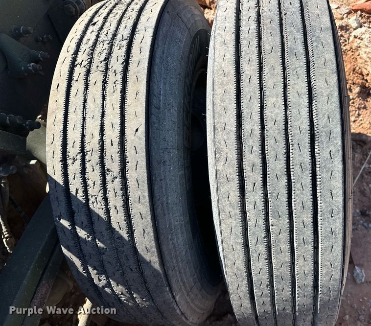 image for item EK0546 2000 Freightliner FLD 120 semi truck