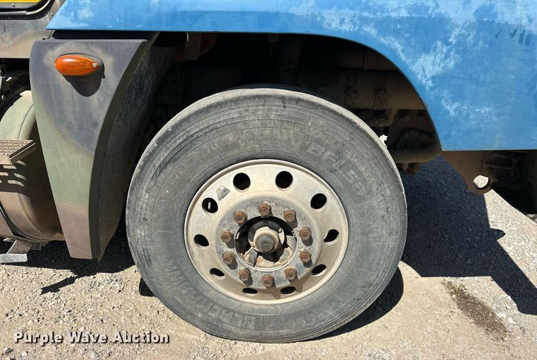 image for item EK0546 2000 Freightliner FLD 120 semi truck