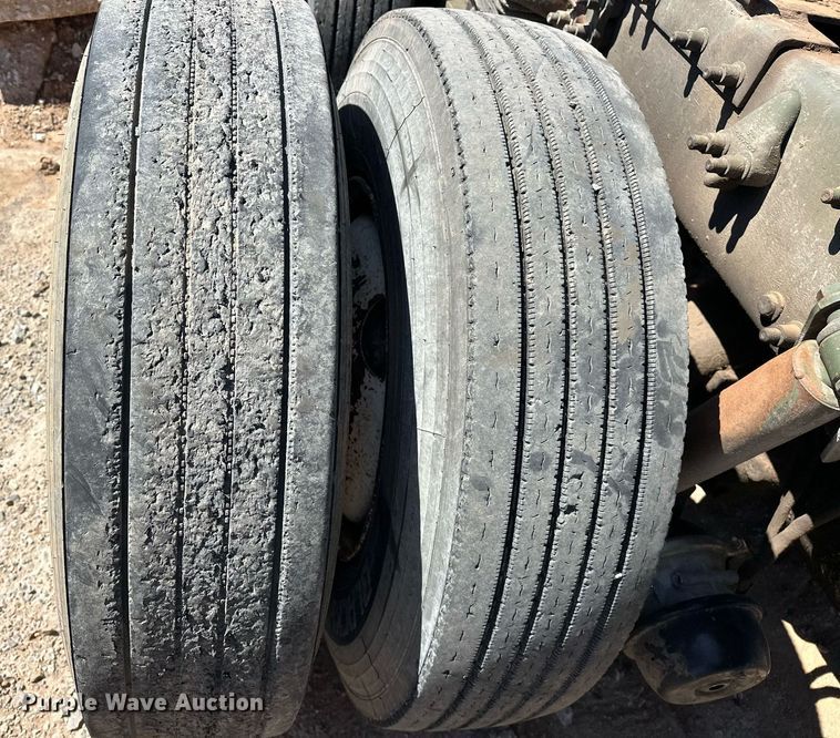 image for item EK0546 2000 Freightliner FLD 120 semi truck