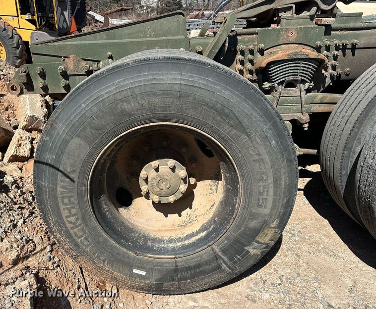 image for item EK0546 2000 Freightliner FLD 120 semi truck