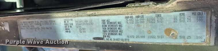 image for item EK0546 2000 Freightliner FLD 120 semi truck