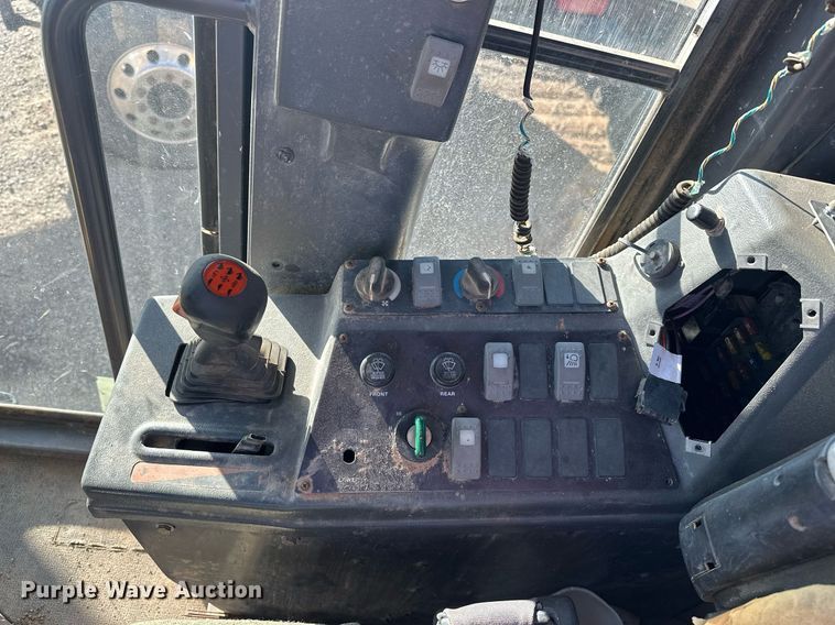 image for item EK0547 2005 Volvo G720B motor grader