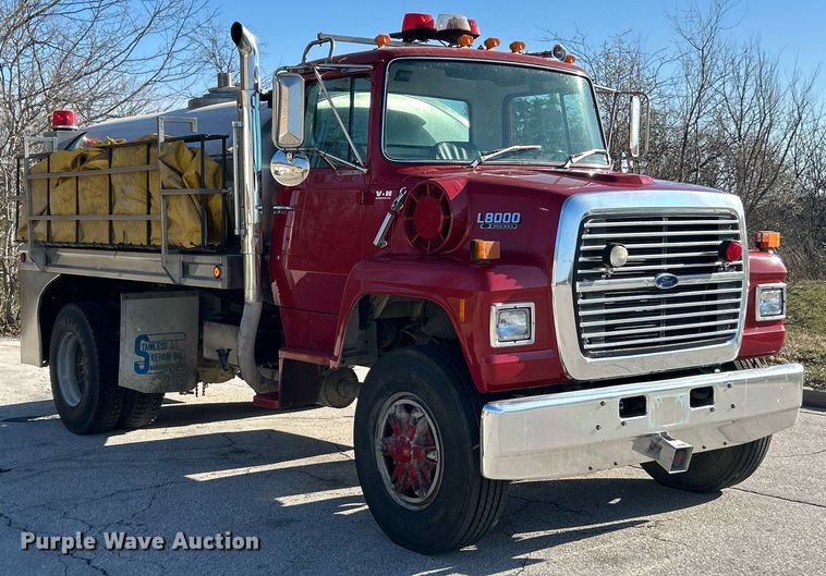 image for item EK2755 1989 Ford L8000 tank truck