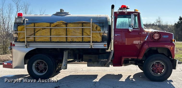 image for item EK2755 1989 Ford L8000 tank truck