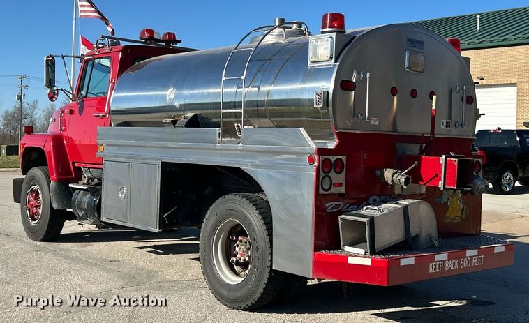 image for item EK2755 1989 Ford L8000 tank truck