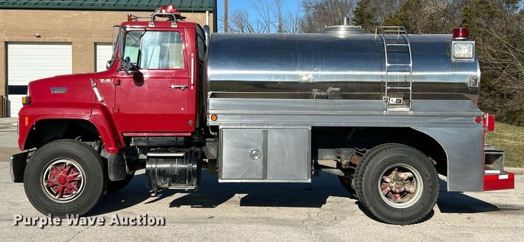 image for item EK2755 1989 Ford L8000 tank truck