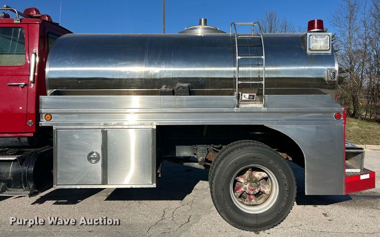 image for item EK2755 1989 Ford L8000 tank truck