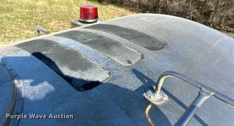 image for item EK2755 1989 Ford L8000 tank truck