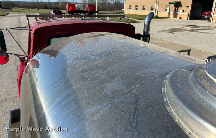 image for item EK2755 1989 Ford L8000 tank truck