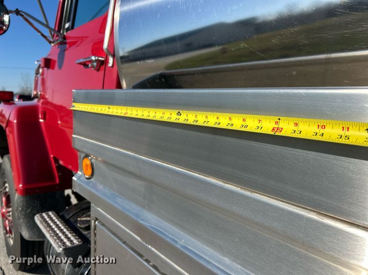 image for item EK2755 1989 Ford L8000 tank truck