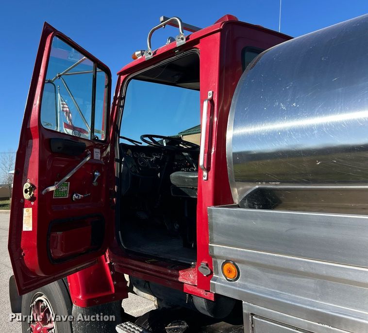 image for item EK2755 1989 Ford L8000 tank truck