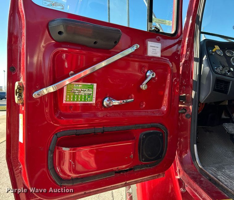 image for item EK2755 1989 Ford L8000 tank truck