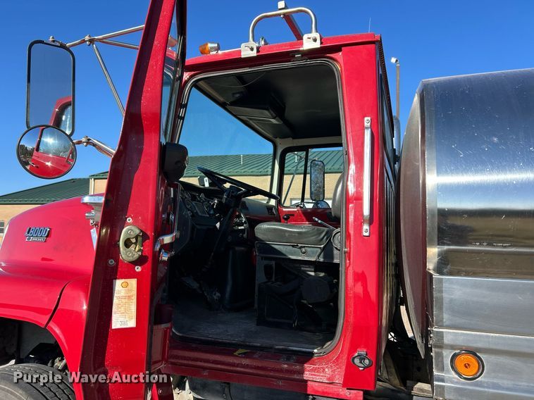 image for item EK2755 1989 Ford L8000 tank truck