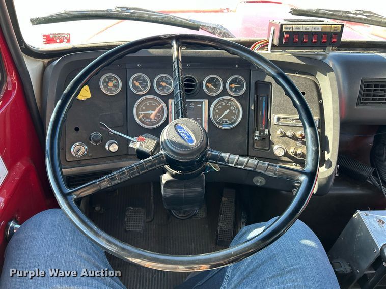 image for item EK2755 1989 Ford L8000 tank truck