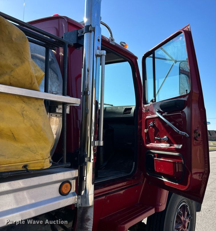 image for item EK2755 1989 Ford L8000 tank truck