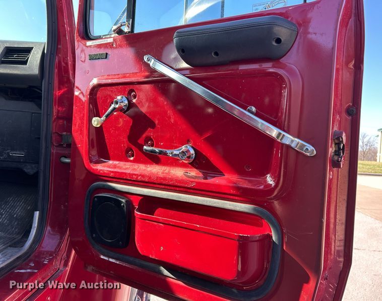 image for item EK2755 1989 Ford L8000 tank truck