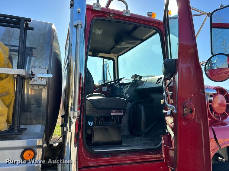 image for item EK2755 1989 Ford L8000 tank truck