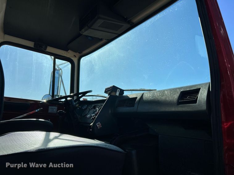 image for item EK2755 1989 Ford L8000 tank truck