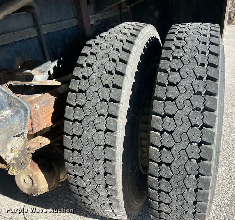 image for item EK2755 1989 Ford L8000 tank truck