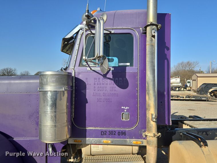 image for item EL5693 1999 Peterbilt 379 semi truck