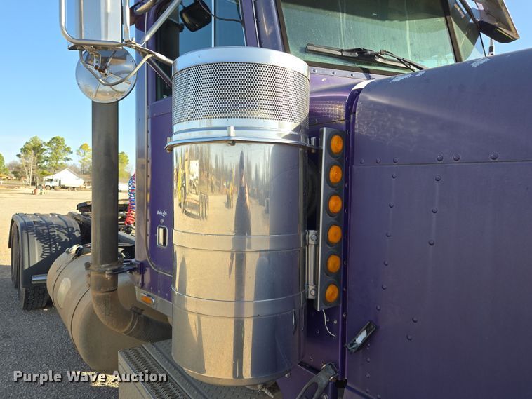 image for item EL5693 1999 Peterbilt 379 semi truck