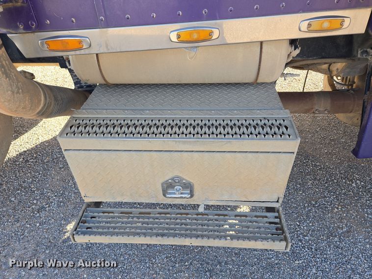 image for item EL5693 1999 Peterbilt 379 semi truck