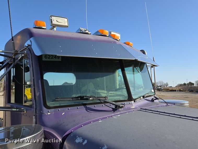image for item EL5693 1999 Peterbilt 379 semi truck