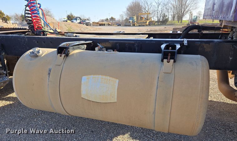 image for item EL5693 1999 Peterbilt 379 semi truck