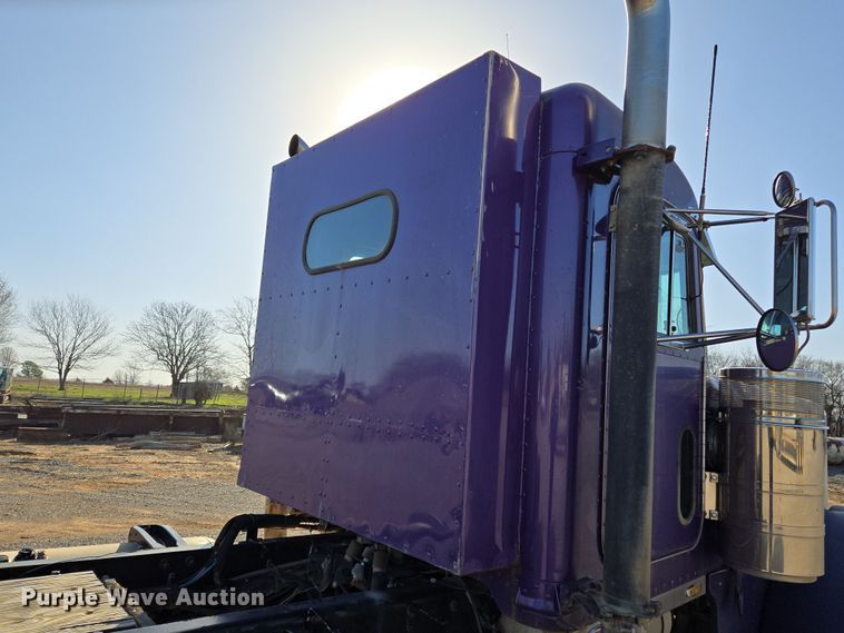 image for item EL5693 1999 Peterbilt 379 semi truck