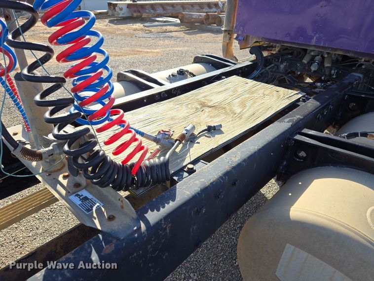 image for item EL5693 1999 Peterbilt 379 semi truck