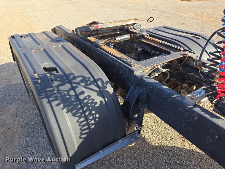 image for item EL5693 1999 Peterbilt 379 semi truck