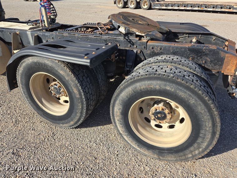 image for item EL5693 1999 Peterbilt 379 semi truck