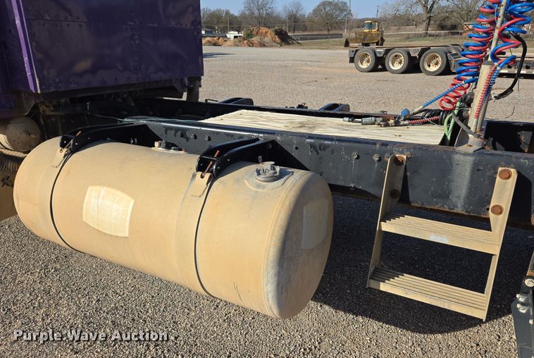 image for item EL5693 1999 Peterbilt 379 semi truck