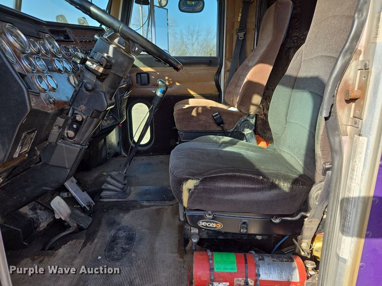 image for item EL5693 1999 Peterbilt 379 semi truck