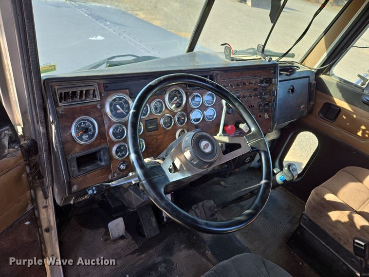 image for item EL5693 1999 Peterbilt 379 semi truck