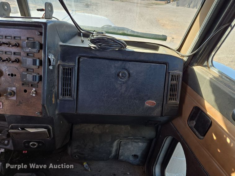 image for item EL5693 1999 Peterbilt 379 semi truck