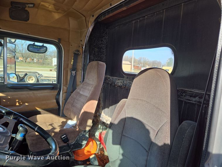 image for item EL5693 1999 Peterbilt 379 semi truck