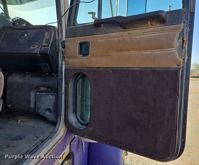 image for item EL5693 1999 Peterbilt 379 semi truck