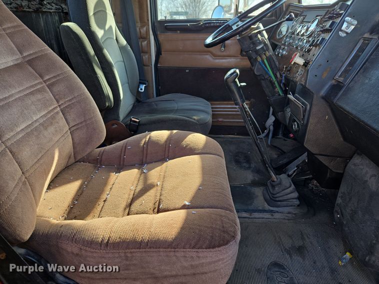 image for item EL5693 1999 Peterbilt 379 semi truck