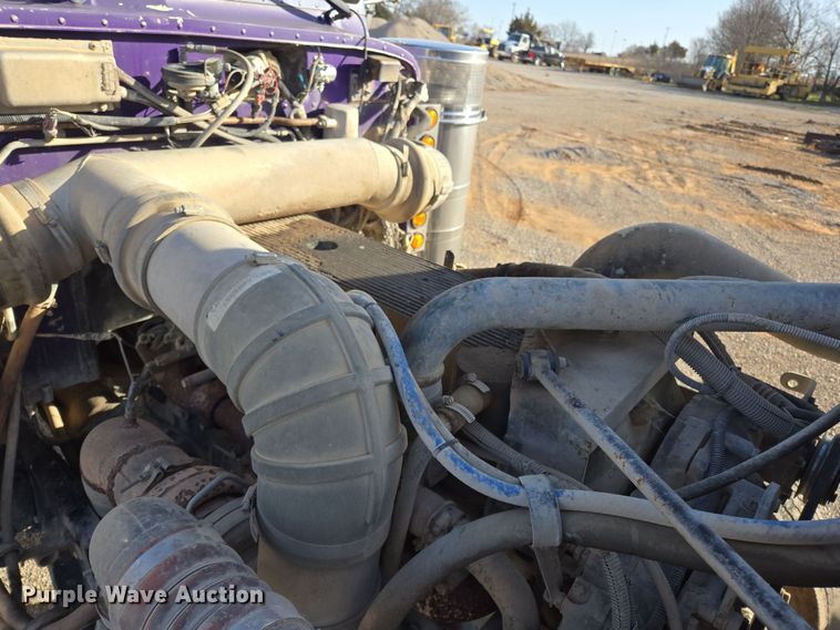 image for item EL5693 1999 Peterbilt 379 semi truck